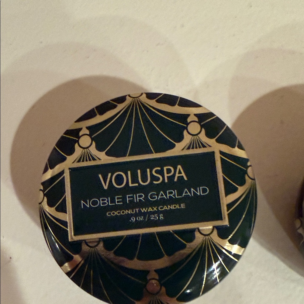Voluspa Noble Fir Garland Candle Duo - Green and Gold - Picture 4 of 4